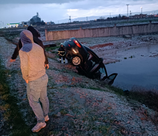 Mardin'de kayganlaşan yolda 3 araç şarampole devrildi: 9 yaralı