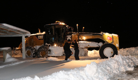 Ekipler, yolu kardan kapalı mahalledeki KOAH hastasına 4,5 saatte ulaştı