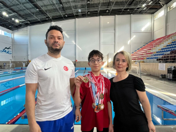 Raşitizmli para yüzücü Kayra, 5 branşta altın madalya kazanarak Türkiye birincisi oldu