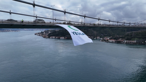 İstanbul - 'Yeşilay Haftası' kapsamında FSM Köprüsü'ne Yeşilay bayrağı asıldı