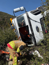 Harfiyat kamyonu uçuruma yuvarlandı, sürücü öldü