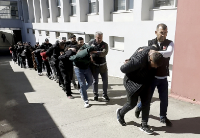 Adana'da 'torbacı' operasyonunda 11 tutuklama