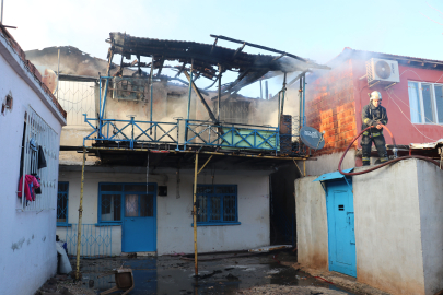 Antalya’da 2 katlı ev sobadan çıkan yangında küle döndü