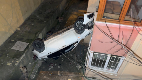 İstanbul - Avcılar’da otomobil 8 metre yüksekten bina boşluğuna düştü