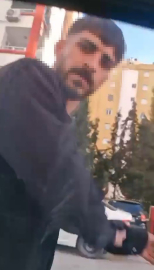 Adana'da trafikte tartıştıkları sürücünün önünü kesip, aracın camını yumrukladılar; o anlar kamerada