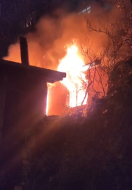 İstanbul- Beyoğlu'nda metruk binada çıkan yangın söndürüldü