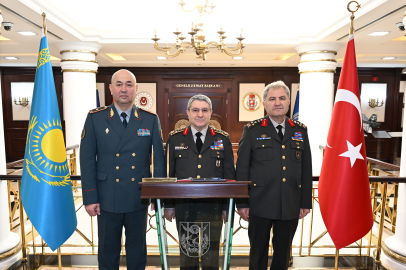 Orgeneral Bayraktaroğlu, Kazakistan Kara Kuvvetleri Komutanını kabul etti