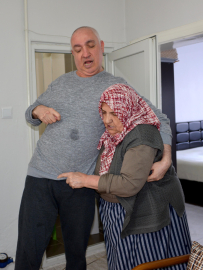 78 yaşındaki annenin tek isteği, 22 yıldır bakımını üstlendiği oğlunun güneşi görmesi