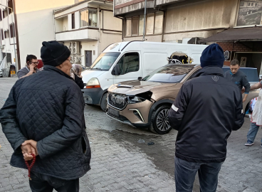 Otoparktan çıkarken fren yerine gaz pedalına bastı, 5 araca çarptı