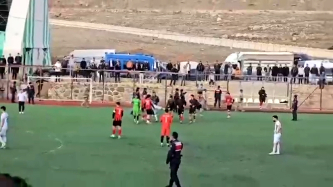 Afyon'da amatör maç sonrası saha karıştı