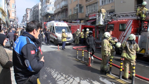 İstanbul - Fatih'te gelinlik mağazasında yangın; mahsur kalan 2 kişi kurtarıldı