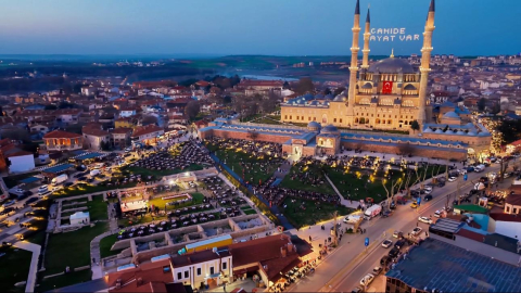 Selimiye Camisi meydanında 7 bin 500 kişi Kadir Gecesi iftarında buluştu / Ek fotoğraflar
