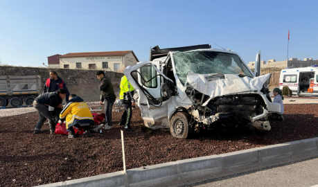 Kamyonet ile ekmek dağıtım aracı çarpıştı: 6 yaralı