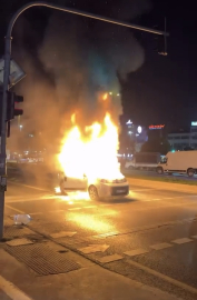 İstanbul - Kartal'da seyir halindeki hafif ticari araç alev alev yandı