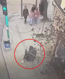 Dilencilik bahanesiyle çantanın kulpunu kesip cüzdan yağmalayan şüpheli tutuklandı