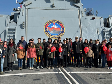 Çanakkale'de ziyarete açılan Deniz Kuvvetleri Komutanlığı'na bağlı gemilere yoğun ilgi