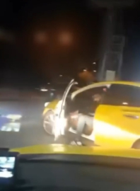 Taksici, içinde müşteri olan meslektaşının aracının önünü kesip, tehdit etti