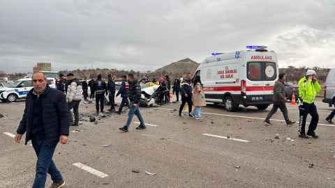 Nevşehir'de 3 aracın karıştığı kazada baba-oğul öldü; 7 yaralı