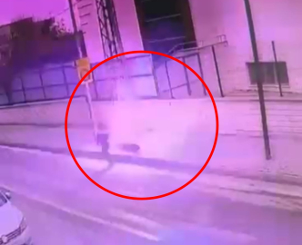 Elektrik direğinden kopan kabloya temas edince akıma kapıldı; olay anı kamerada