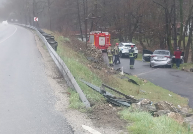 Bariyerleri aşan otomobil alt yola düştü; 1’i bebek 4 yaralı