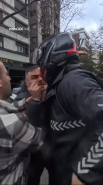 İstanbul - Kadıköy'de motosiklet sürücüsü ile yayaların kavgası kamerada