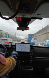 Fermuar sistemiyle ambulansa 'hayat koridoru' açtılar