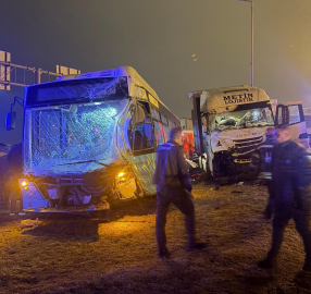 TIR, kavşakta otobüse çarptı: 1 yaralı