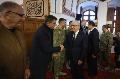 Bakan Güler, bayram namazını Hatay'daki tarihi caminde kıldı