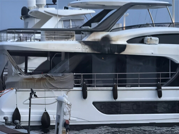 Bodrum'daki yat yangını sonrası temizlik ve enkaz kaldırma çalışması başlatıldı