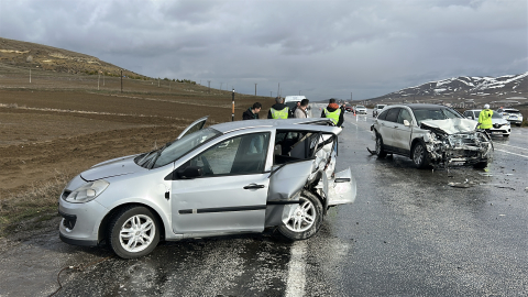 Sivas'ta 3 aracın karıştığı zincirleme kaza: 1 ölü, 5 yaralı