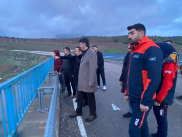 Debisi yükselen çayda traktörüyle yükselen mahsur kalan kişi kurtarıldı