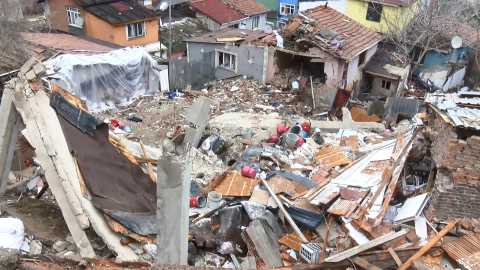 İstanbul - Fatih’te 2 binanın çökmesinin ardından hasar tespit çalışması başlatıldı