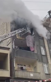 İstanbul - Küçükçekmece'de beş katlı binada yangın: 5 kişi dumandan etkilendi