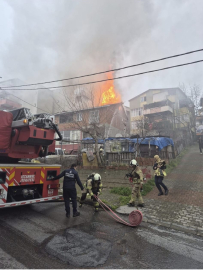 İstanbul - Maltepe'de 3 katlı binanın çatısında çıkan yangın söndürüldü