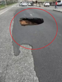 Diyarbakır’da çöken yolda 1 metrelik çukur oluştu, trafik kilitlendi