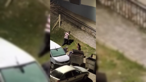 Evinin önüne gittiği eski eşiyle tartışan kişiyi, komşular sopayla dövdü; olay kamerada