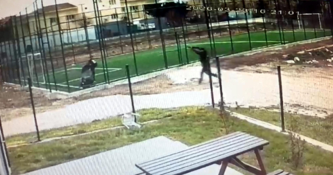 17 yaşındaki çocuk, akranını pompalı tüfekle vurdu; olay kamerada