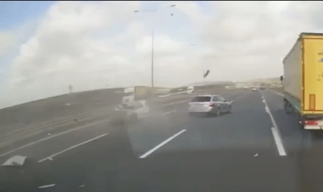 İstanbul - Arnavutköy’de makas atan sürücünün bariyere çarptığı kaza kamerada