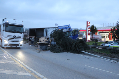 Freni boşalan TIR, 4 araca çarpıp elektrik direğini devirdi: 6 yaralı