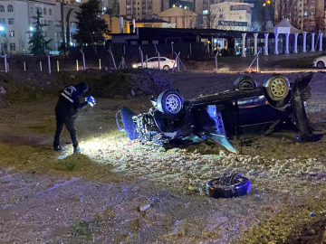 Ankara'da otomobil, bariyerlere ve direğe çarpıp takla attı: 1 ölü