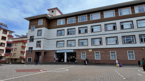 Sınıfta sıkılan spreyden etkilenen 6 öğrenci hastaneye kaldırıldı