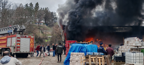 Yangın çıkan depoda zarar oluştu