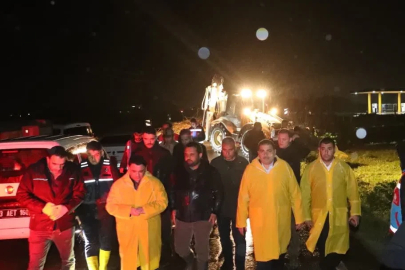 Şanlıurfa'da dere taştı; su altında kalan evdeki 10 kişilik aile kurtarıldı