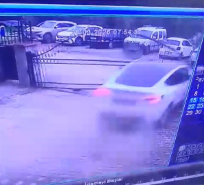 Otomobilin sitenin demir kapısını kırdığı kaza anı kamerada