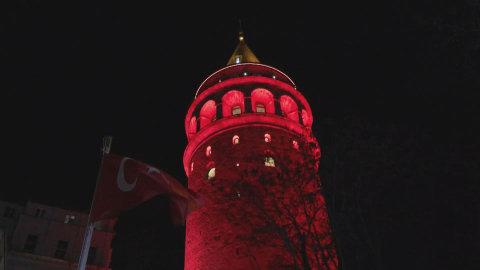 İstanbul - Galata Kulesi 'Multipl Miyelom' hastalığına farkındalık kapsamında kırmızı ışıklarla aydınlatıldı