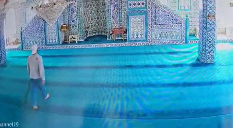 Cezaevinden izinli çıktı, girdiği 3 camideki ses sistemlerini sopayla kırıp söktü