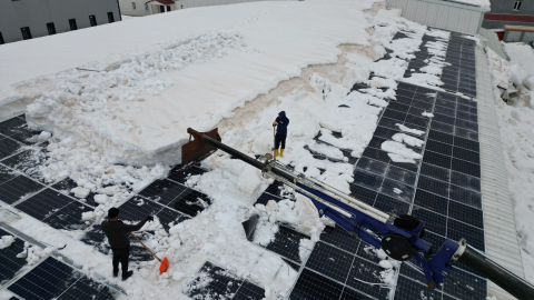 Bitlis'te işletmelerin çatılarında vinçle kar temizliği