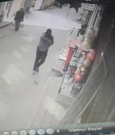 İstanbul - Fatih’te alışveriş yaptığı bakkalı oyuncak silahla bastı; o anlar kamerada