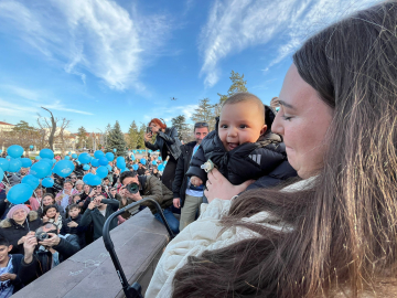 SMA Tip-2 hastası Rüzgar bebek için yüzlerce mavi balon gökyüzüne bırakıldı