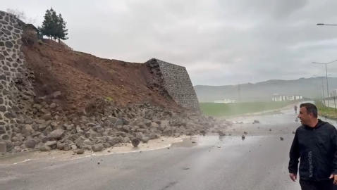 Şırnak'ta istinat duvarının yıkıldığı anlar kamerada
